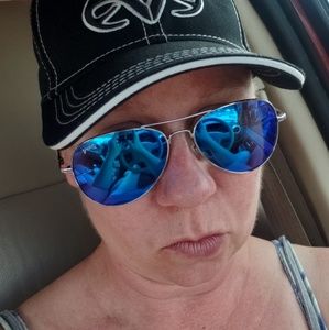 Meet your Posher, Leona